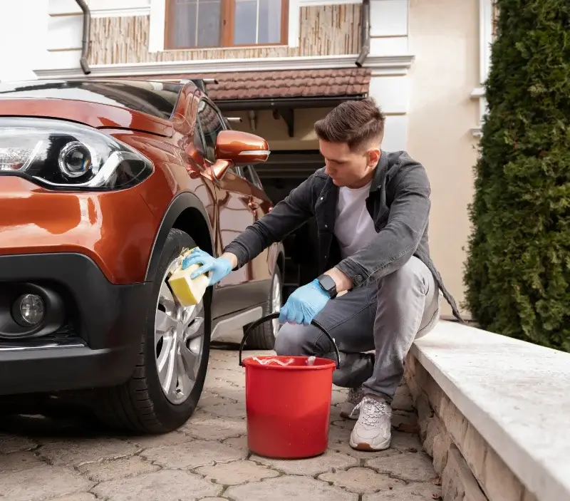Lavage auto à domicile Saint-Georges-Motel : professionnel intervenant sur un véhicule